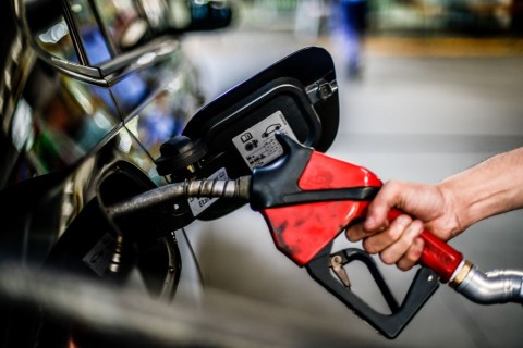 Brasil precisa reduzir carga tributária para diminuir o preço da gasolina, afirma especialista