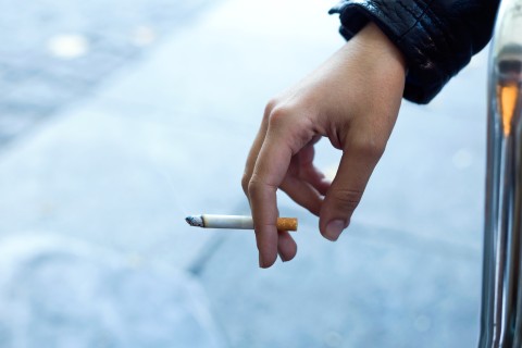 Aumento de impostos e de preço mínimo do cigarro desestimula consumo, mas pode incentivar contrabando, apontam especialistas