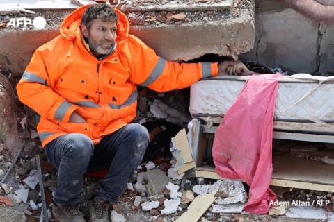 A dor de um pai: a foto da AFP símbolo do terremoto na Turquia e na Síria