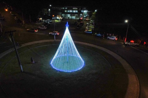 Praça e avenidas de Capivari ganham iluminação especial e clima natalino toma conta da cidade