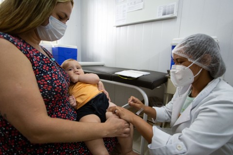 A vacinação contra Covid-19 foi incluída no Calendário Nacional de Vacinação para crianças de seis meses a menores de cinco anos. A medida começou a valer em janeiro de 2024. Ainda este ano, o Ministério da Saúde prevê o início da vacinação de pessoas maiores de cinco anos, que não foram vacinadas ou receberam apenas uma dose, para iniciar ou compl